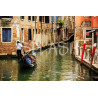 Cuadro con Góndola en canal de Venecia